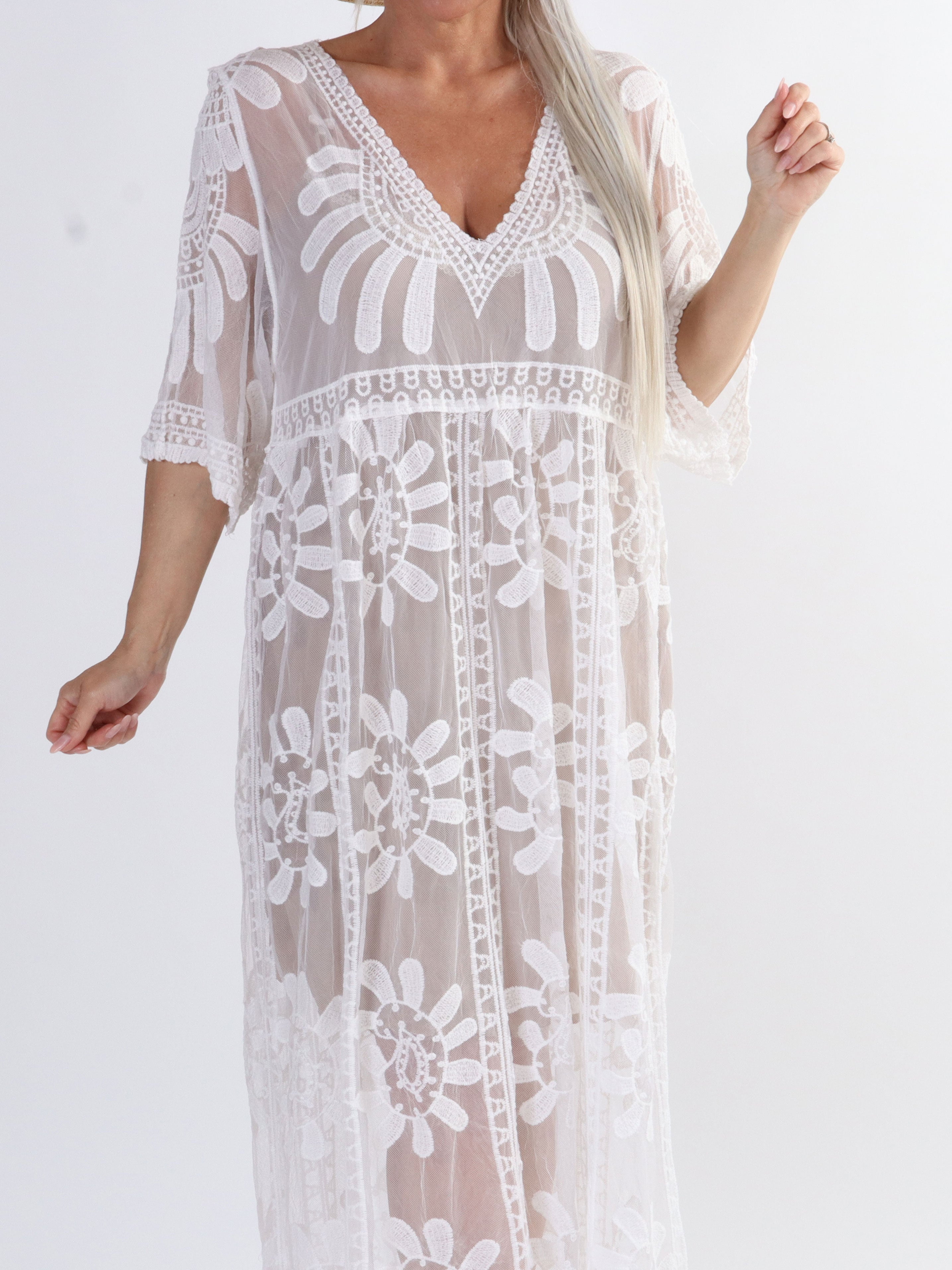 Amalie - Feminin plus size semi-transparent blonde kjole